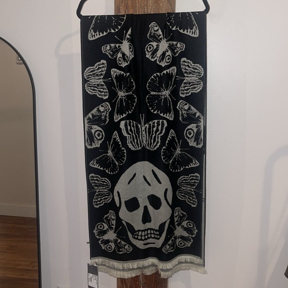 Alexander McQueen Black Ivory Butterfly Skull Wool Scarf. - Picture 3 of 6